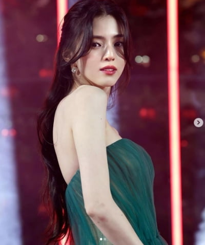 한소희, 英 빛나는 독보적인 아우라...美쳤다