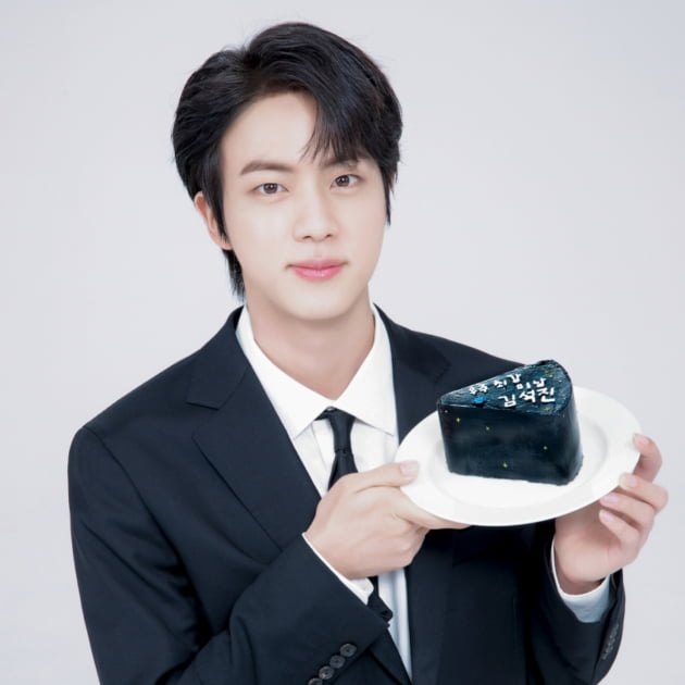 방탄소년단 진, 12월 4일은 'HAPPY JIN DAY'.. 생일 기념 비하인드 컷 대방출