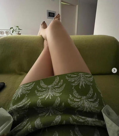 티아라 효민, 소파에 늘어져서 각선미 셀프 자랑