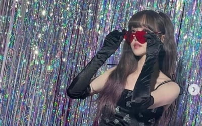유주, 파티룩 입고 드러낸 치명·섹시美…'군살 제로' 몸매 눈길