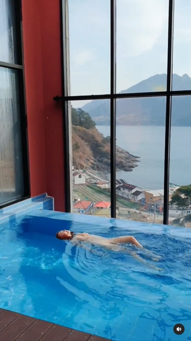조예영, 누드톤 수영복 입고 ♥한정민과 풀빌라 온수풀 데이트 "조물개입니다"