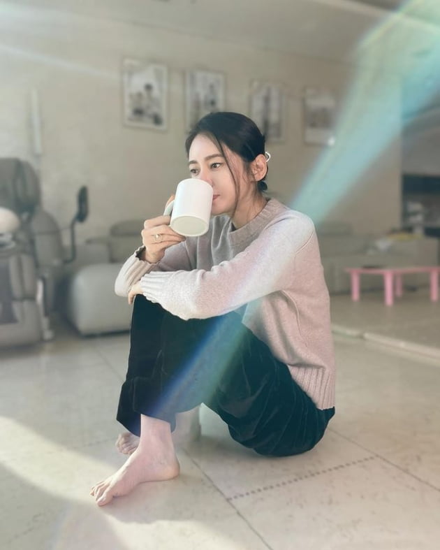 '우효광♥' 추자현, 차 한 잔의 여유…흐릿한 가족사진만 봐도 단란