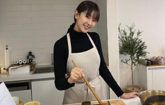'7살 연상♥' 고원희, 깨볶는 새신부…앞치마 두르고 설레는 미소