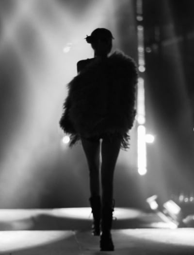 압도적 블랙 실루엣, 도대체 누구길래 이렇게 완벽해?