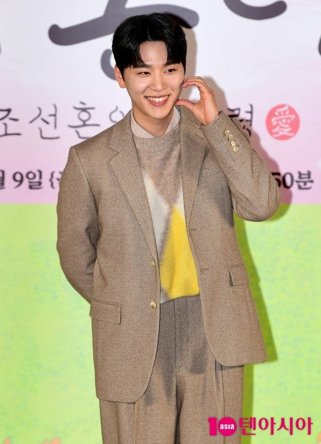 [TEN 포토] 김우석 '꽃미남 하트'