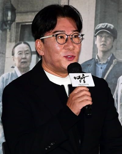 [TEN 포토] 인사말 하는 윤제균 감독