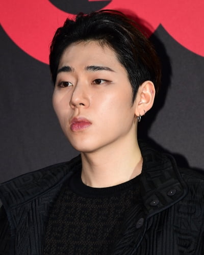[TEN 포토] 지코 '샤프한 턱선'