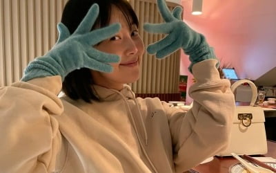 '검사♥' 한지혜, 명품 F사에게 선물 받은 화이트백 자랑 "작고 귀여워"