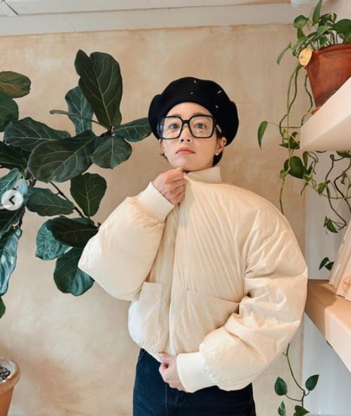 '12세 연상♥' 기은세, 명품 C사로 도배했네…안경부터 가방까지 부티 가득