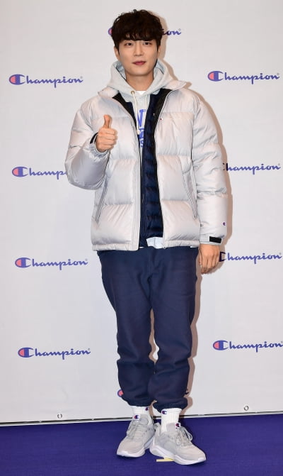 [TEN 포토] 윤두준 '머리부터 발끝까지 센스가 가득~'