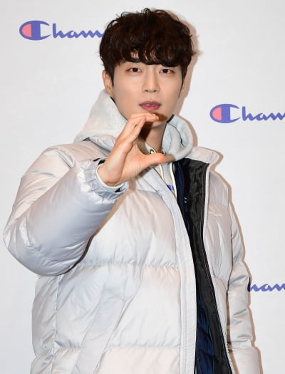 [TEN 포토] 윤두준 '촉촉한 눈빛'