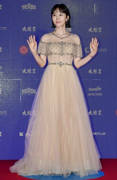 [TEN 포토] 염정아 '돋보이는 누드톤 드레스'