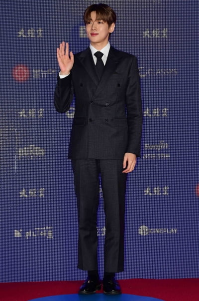 [TEN 포토] 박재찬 '소녀팬 흔드는 인사'