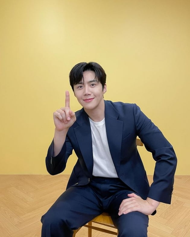 김선호, 팬들과 만나기 D-1 설레는 마음…보조개 푹 파인 웃음