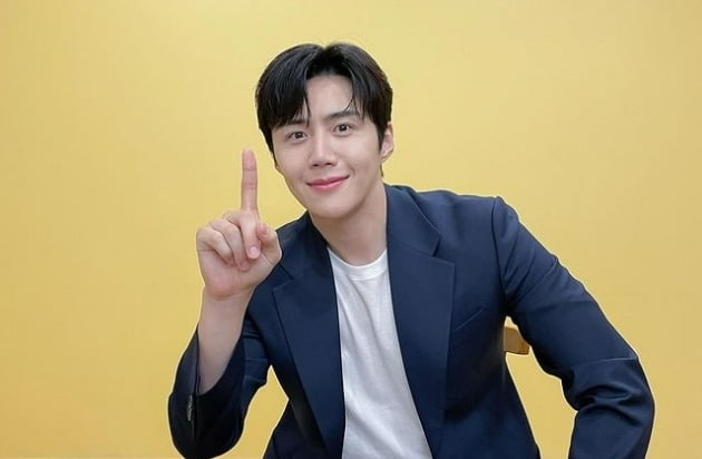 김선호, 팬들과 만나기 D-1 설레는 마음…보조개 푹 파인 웃음