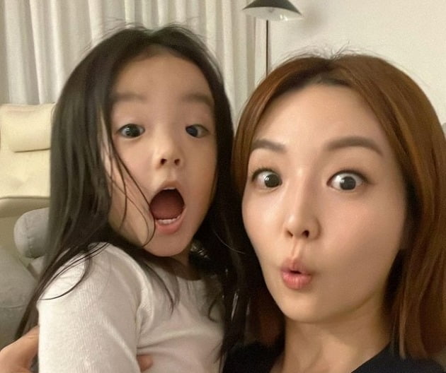 '오상진♥' 김소영, 판박이 딸 자랑…크리스마스 선물 없어도 된다는 효녀