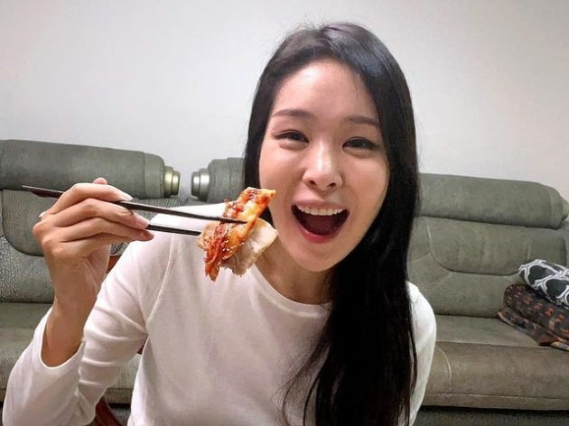 '김태현♥' 미자, 母 전성애표 김치 아니어도…수육 먹방에 신난 새댁