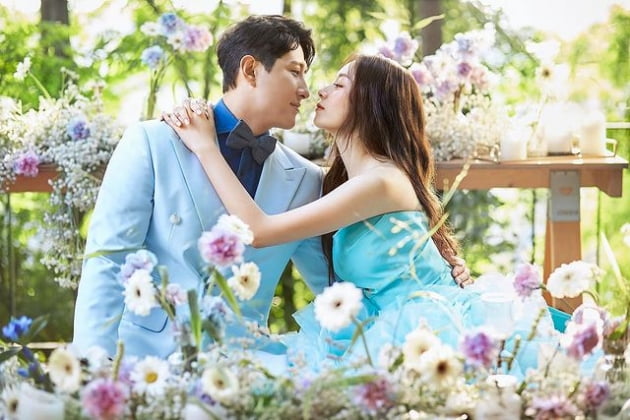 '오늘 결혼' 티아라 지연♥황재균, 웨딩 화보 공개…그림 같은 힙한 매력