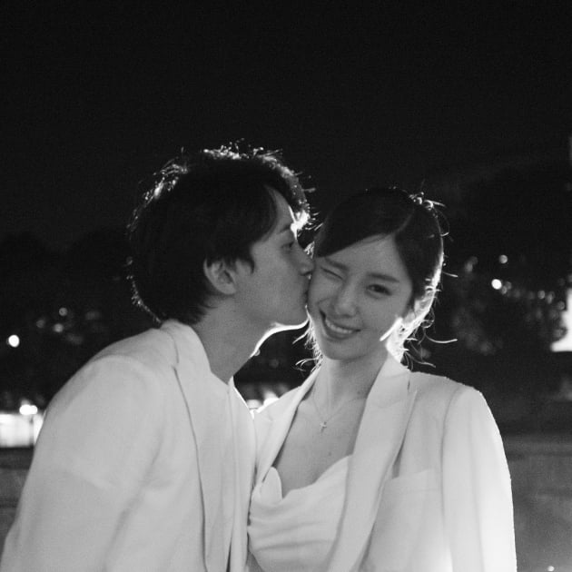 야옹이 작가, ♥전선욱과 프랑스 파리 삼켰네…순백의 부부 바이브