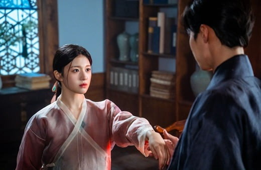 이재욱, 고윤정 손등에 아찔 입맞춤…로맨틱 텐션 뜨겁네('환혼: 빛과 그림자')