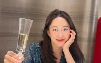 '치과의사♥' 전혜빈, 결혼기념일 3주년 자축…청담동 파인다이닝서 즐긴 만찬