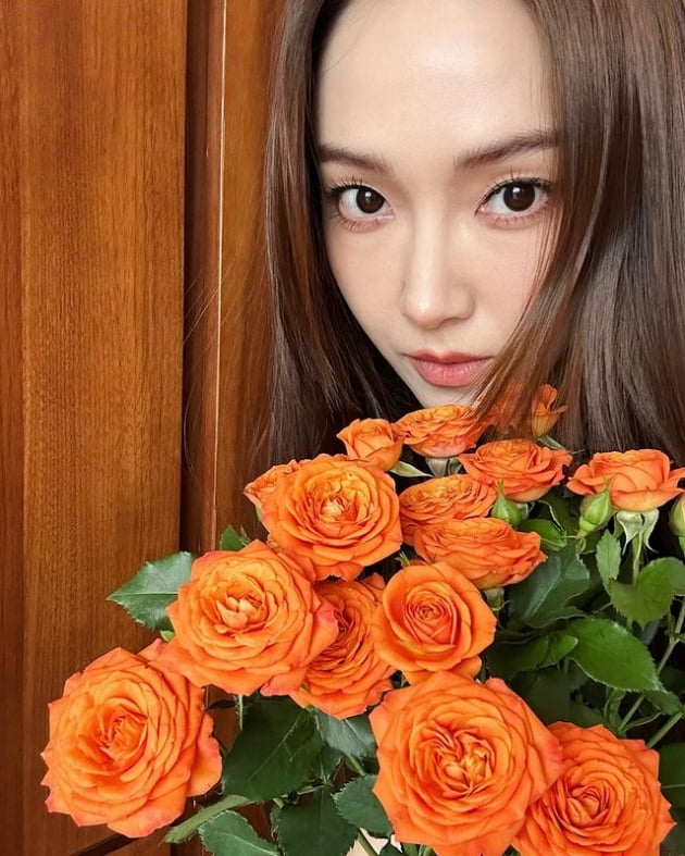 '타일러 권♥' 제시카, 꽃다발 들고 뽐낸 청순美…누가 꽃인지 모르겠네