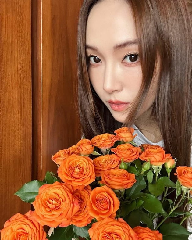 '타일러 권♥' 제시카, 꽃다발 들고 뽐낸 청순美…누가 꽃인지 모르겠네