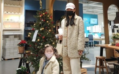 "양 세 마리의 하루" 이다은, 재혼 후 웃음이 떠나질 않네…♥윤남기X딸과 양털옷 패밀리룩