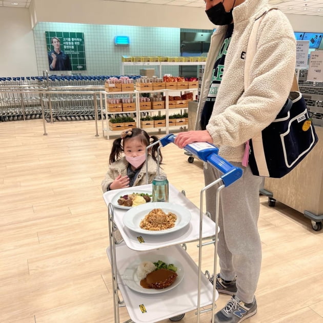 "양 세 마리의 하루" 이다은, 재혼 후 웃음이 떠나질 않네…♥윤남기X딸과 양털옷 패밀리룩