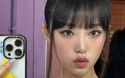 최예나, 거울 셀카로 드러낸 '러블리 비주얼'…'천상 아이돌' 모먼트