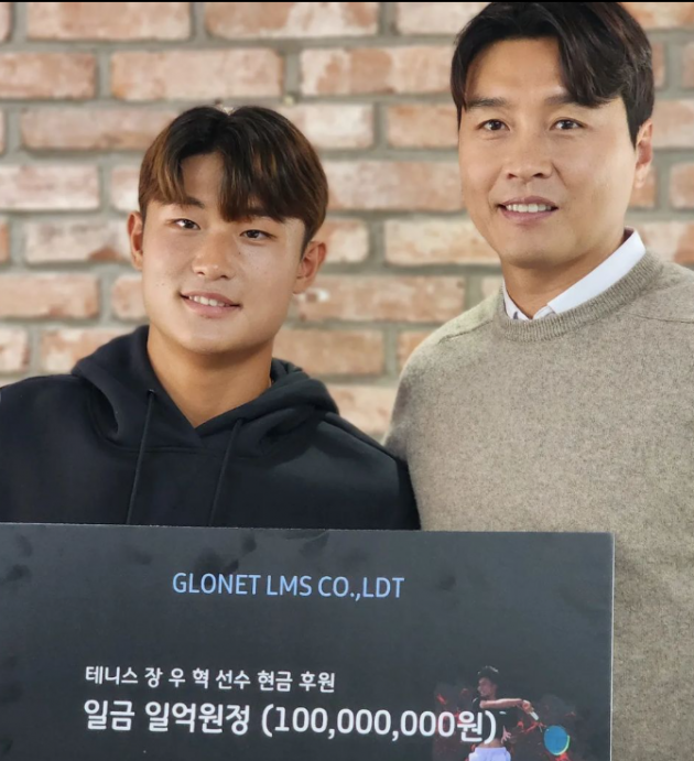 '라이온킹' 이동국, 번 만큼 기부했다…장우혁에 1억원 통 큰 후원