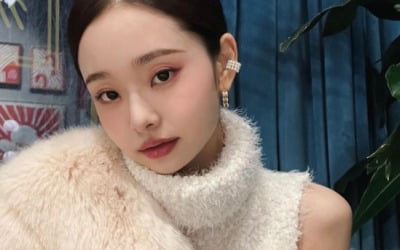 프리지아, 세상 화려한 연말룩…'명품 C사' 가방·벨트 눈길