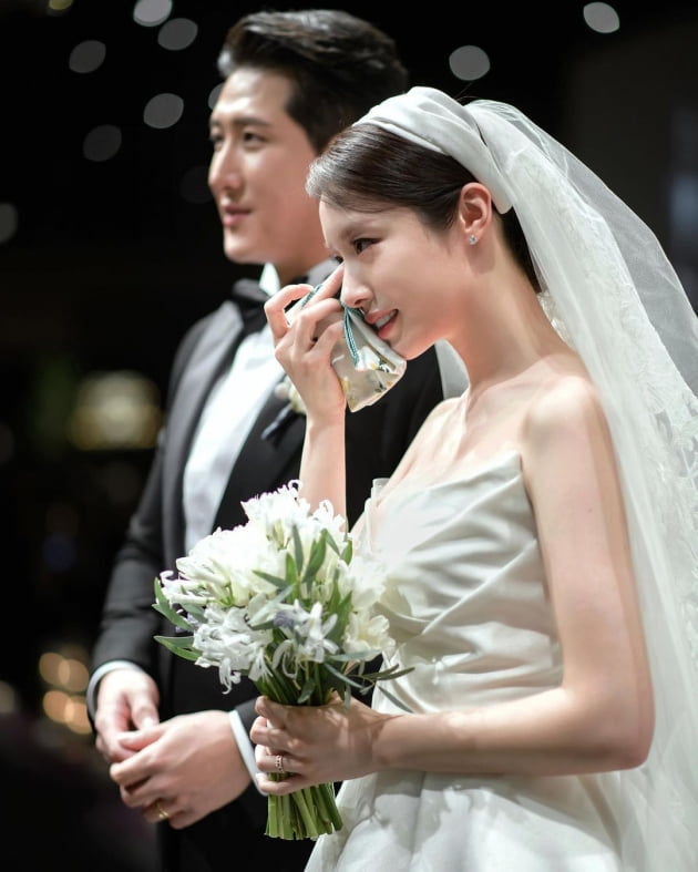 '황재균♥' 지연, 결혼식에 눈물 훔친 새신부 "이 마음 이 기분 이 행복, 간직할 것"