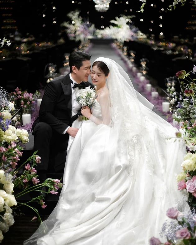 '황재균♥' 지연, 결혼식에 눈물 훔친 새신부 "이 마음 이 기분 이 행복, 간직할 것"