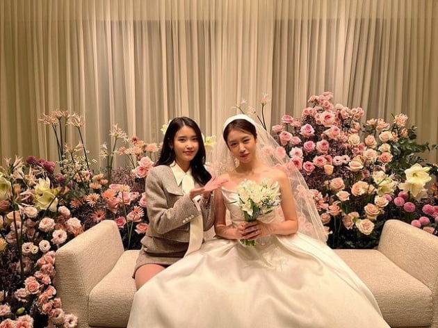 아이유, '황재균♥' 지연 위해 제작 진주 티아라 선물 "항상 여왕처럼 잘 살아라"