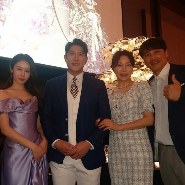 홍성흔 아내 김정임, ♥지연 옆 새신랑 황재균에 팔짱…"반성 중"
