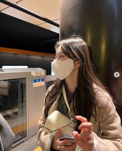 안소희, 지하철에서 풋풋한 미모 발산...지금이 힐링중