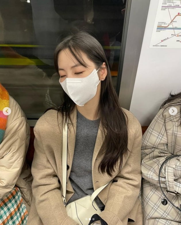 안소희, 지하철에서 풋풋한 미모 발산...지금이 힐링중