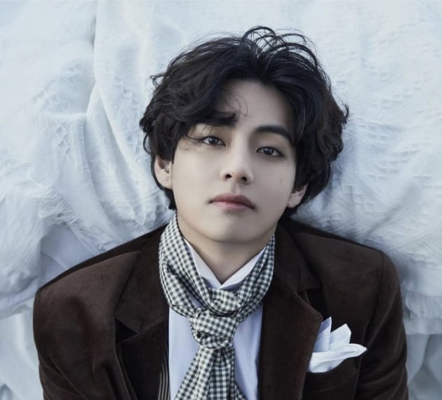 방탄소년단 뷔, 'Veautiful' 화보장인의 남다른 재능...기대감UP
