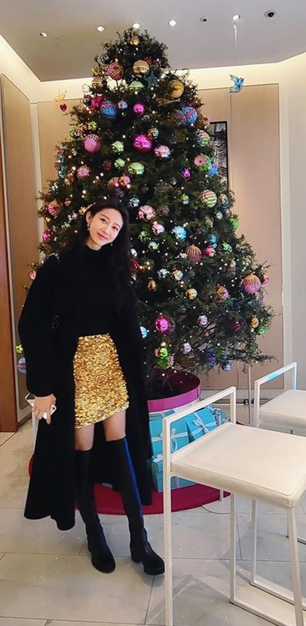 '이혼' 한그루, 한 달만 근황 공개한 쌍둥이 맘…금빛 스커트도 찰떡 소화