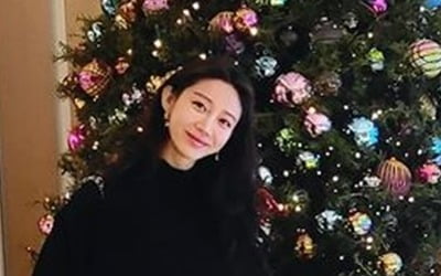 '이혼' 한그루, 한 달만 근황 공개한 쌍둥이 맘…금빛 스커트도 찰떡 소화