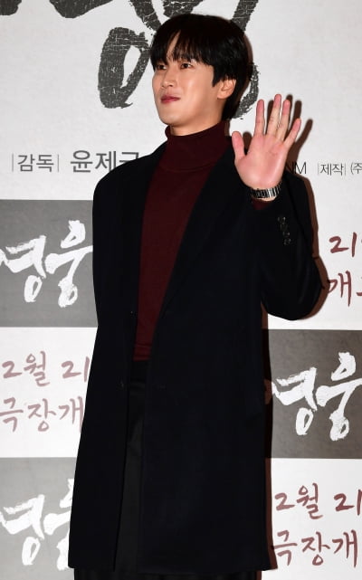 [TEN 포토] 안보현 '샤프한 옆선'
