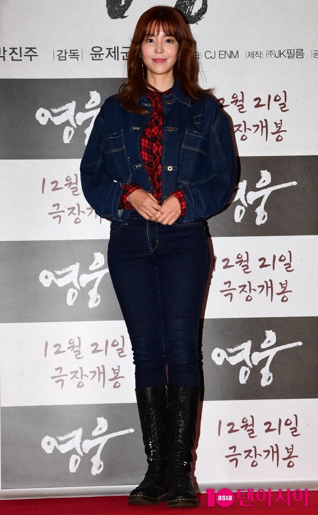 [TEN 포토] 김규리 '청청패션도 완벽하게 소화'