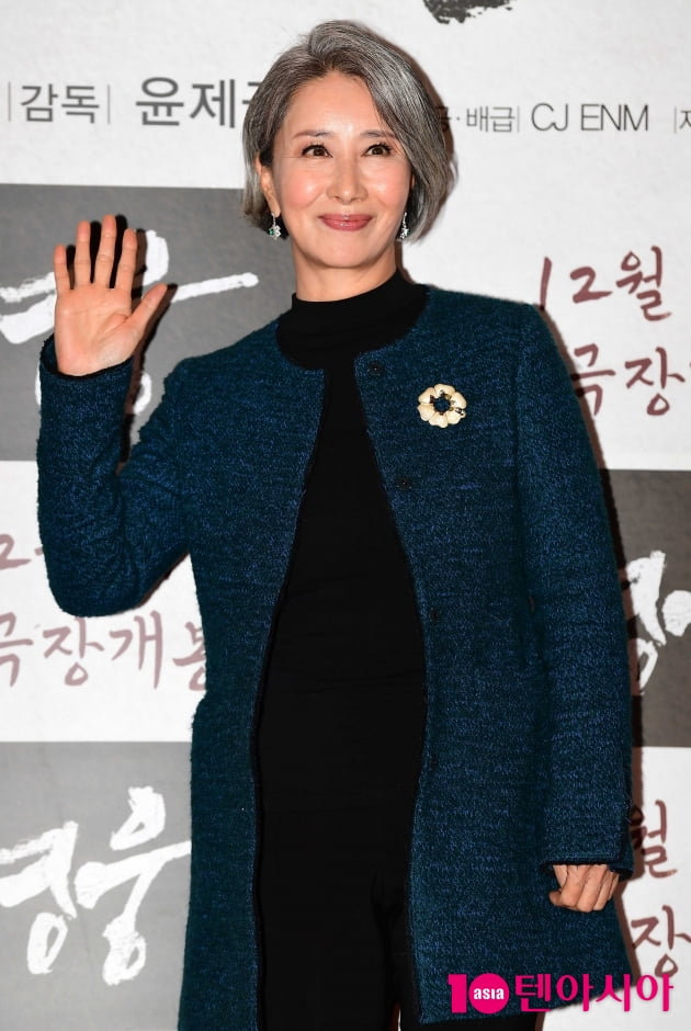 [TEN 포토] 송옥숙 '은빛헤어로 남다른 분위기'