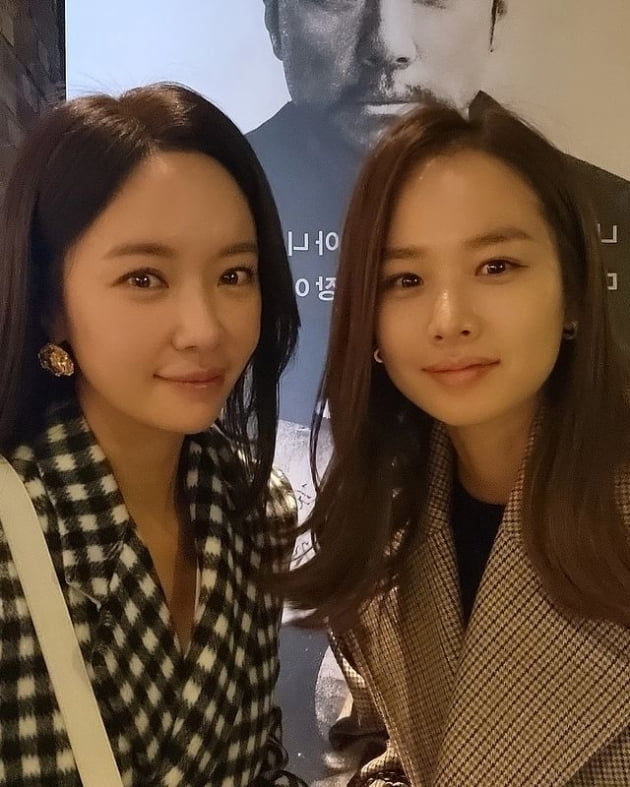 '이영돈♥' 황정음, 360만원대 명품 B사 가방 메고 시사회行…조윤희와 문화 생활