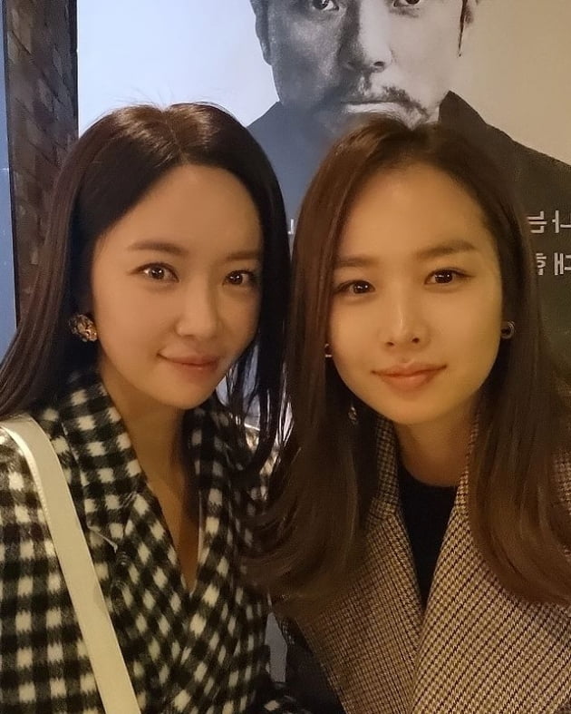 '이영돈♥' 황정음, 360만원대 명품 B사 가방 메고 시사회行…조윤희와 문화 생활