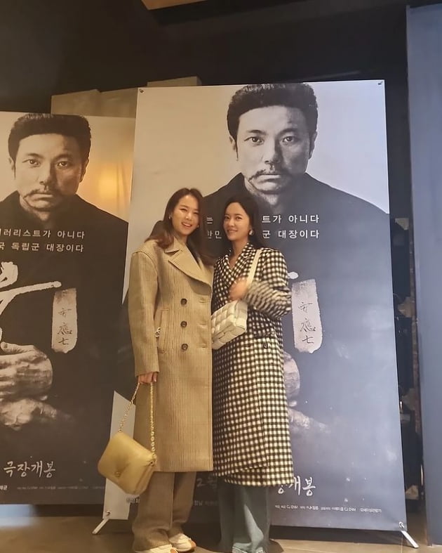 '이영돈♥' 황정음, 360만원대 명품 B사 가방 메고 시사회行…조윤희와 문화 생활