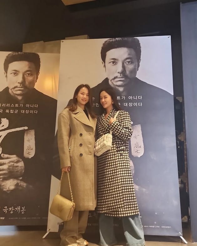 '이영돈♥' 황정음, 360만원대 명품 B사 가방 메고 시사회行…조윤희와 문화 생활