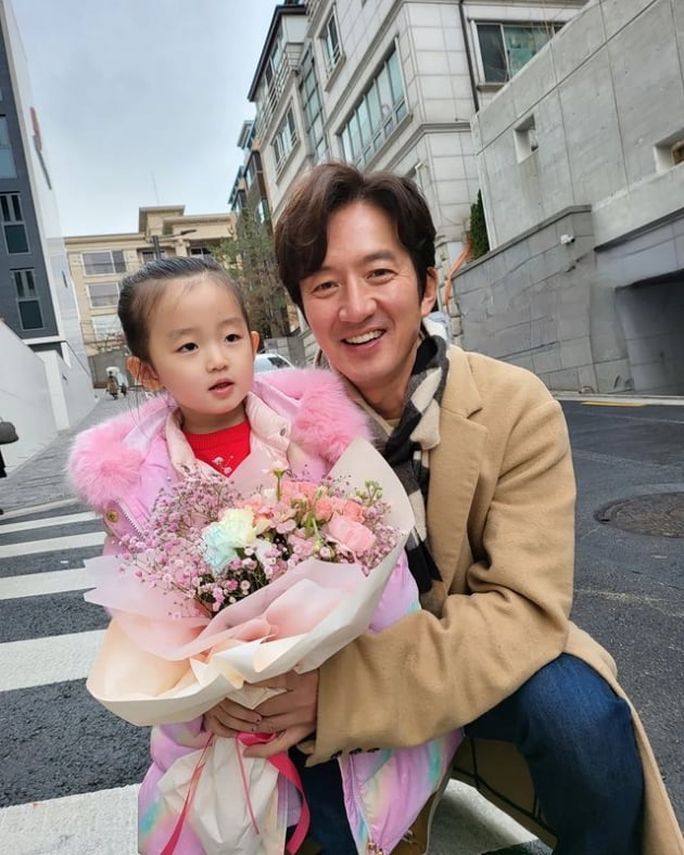 이하정 딸 유담, 같은 꽃다발 준비한 엄마 보다 아빠?…♥정준호 딸바보 될 수 밖에