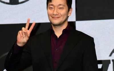 [TEN 포토] 손석구 '귀엽게 브이'